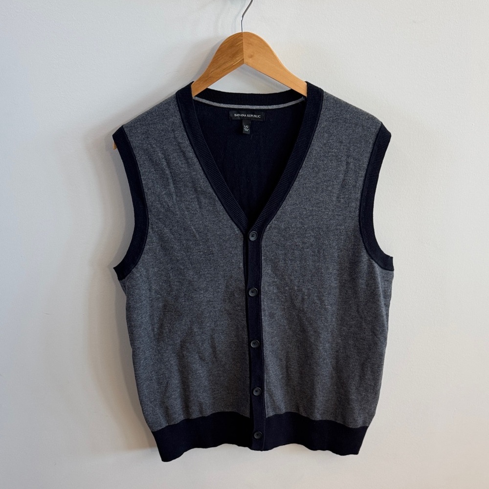 🖤 Banana Republic Men’s Charcoal V-Neck Sweater Vest – 100% Cotton
Size Large